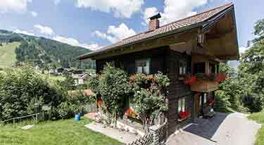 Ferienhaus in Flachau mit Wellnessangeboten und Freibad im Sommer