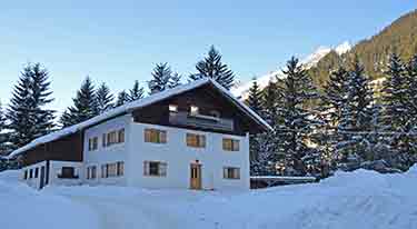 Ferienhaus mit 8 Doppelzimmern in Holzgau im Lechtal