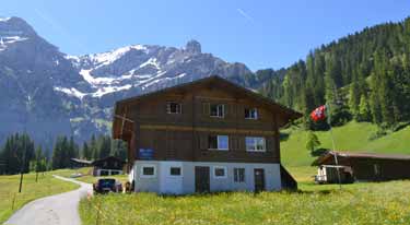 Ferienhaus in Adelboden für Gruppen, kleiner Skilift am Haus