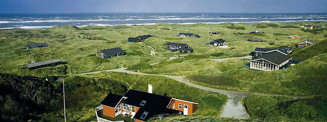 Strandabschnitt mit Ferienhäusern zwischen Blokhus und Lokken an der Jammerbucht (Foto: visitjammerbugten.dk; Mattias Bodilsen)