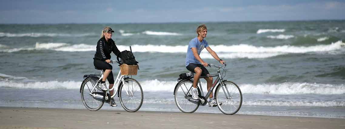 Radfahren am Strand der Jammerbucht (Foto: visitjammerbugten)