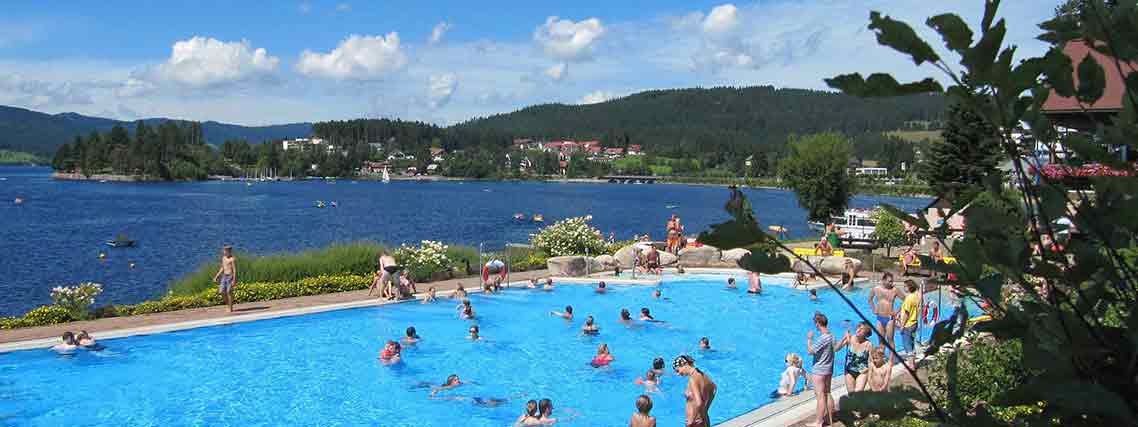 Sommerurlaub am Feldberg: das Schwimmbad am Schluchsee (Foto: pixabairis / pixabay.com)