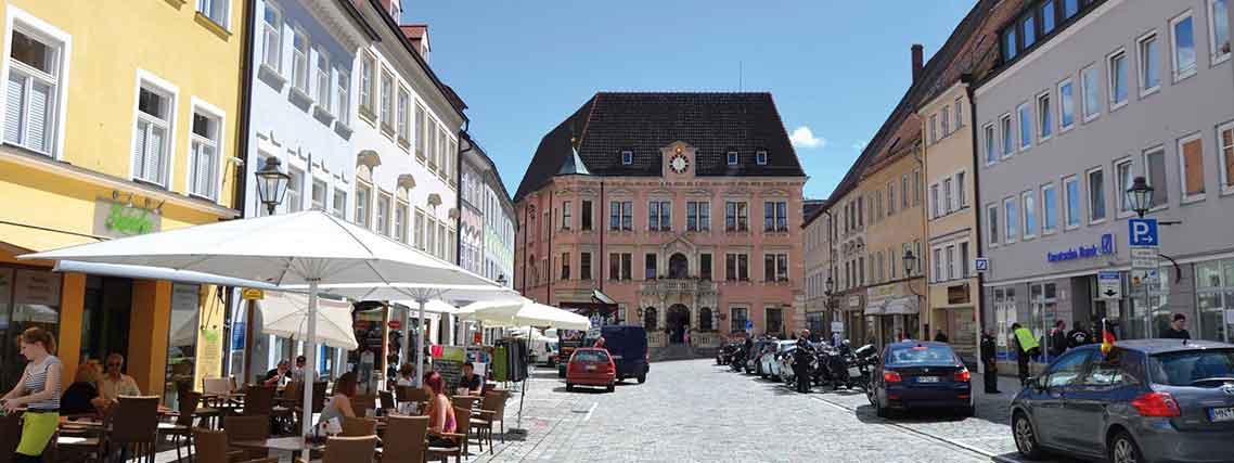 Kaiser-Max-Strasse mit Rathaus in Kaufbeuren (Foto: Thomas Grether)