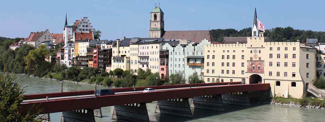 Die Innbrücke und das Brucktor in Wasserburg (Foto: Stadt Wasserburg am Inn)