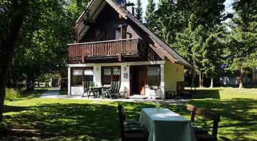 Ferienhaus mit Kamin am See im nordhessischen Bergland