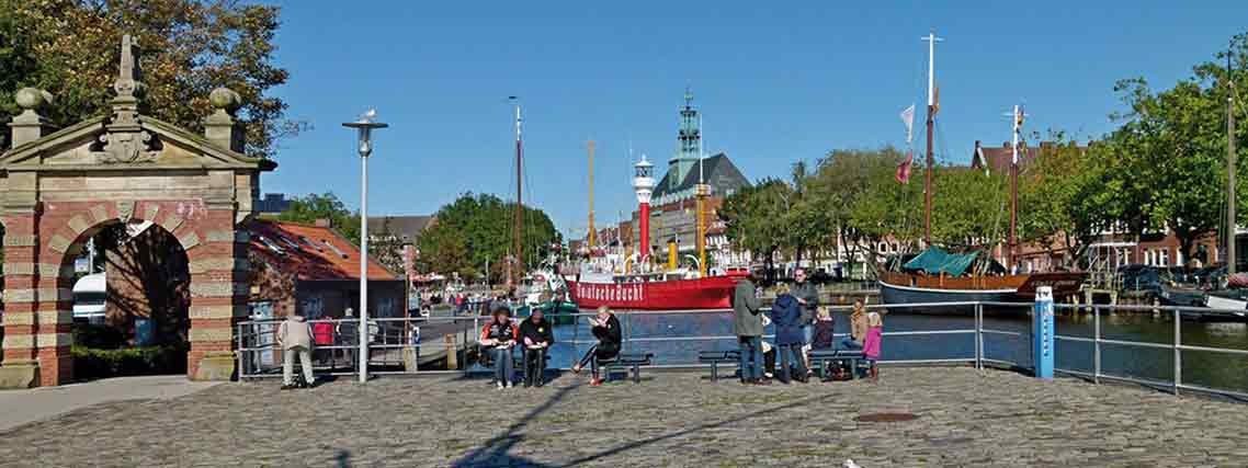 Ratsdelft mit Feuerschiff und Rathaus in Emden (Foto: Ostfriesland Tourismus)