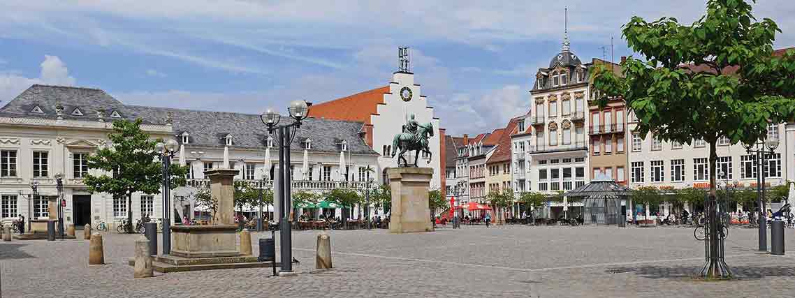 Der Rathausplatz in Landau (Foto: pixabay)