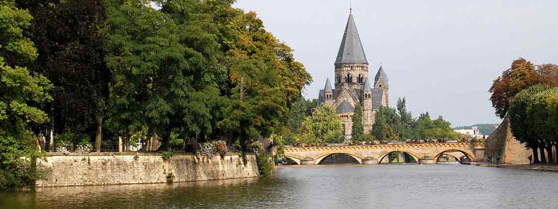Moyen-Port in Metz und der Temple Neuf am Ufer der Mosel (Foto: Atout France, CRT Lorraine M. Laurent)