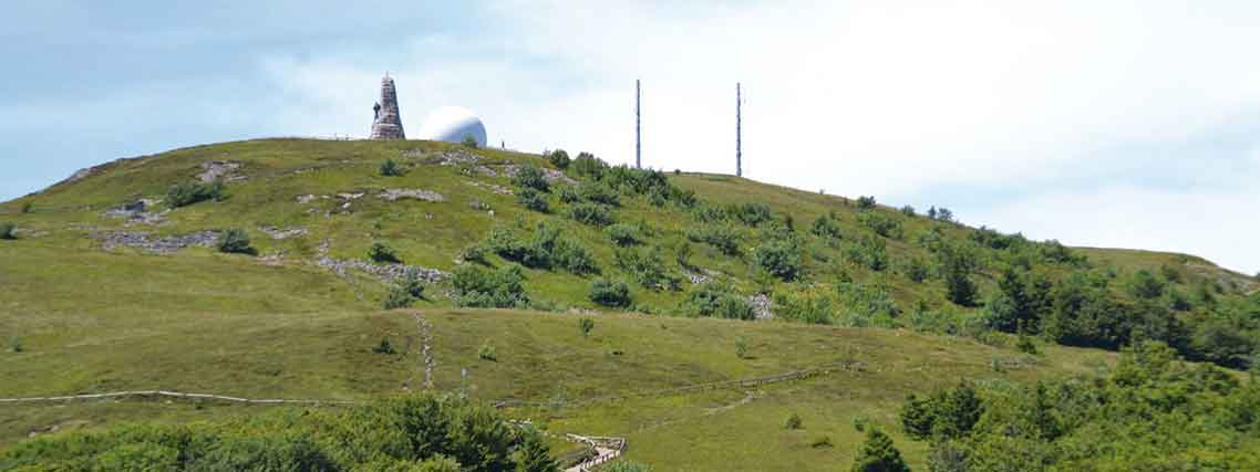 Der Grand Ballon (1424 m) mit dem Denkmal Diables bleus und der Radarstation (Foto: Thomas Grether)