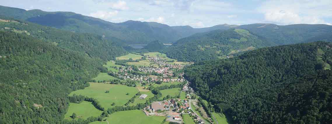 Vogelprespektive von Saint-Amarin im Elsass (Foto: Tourisme Hautes-Vosges D'Alsace, Stantina)