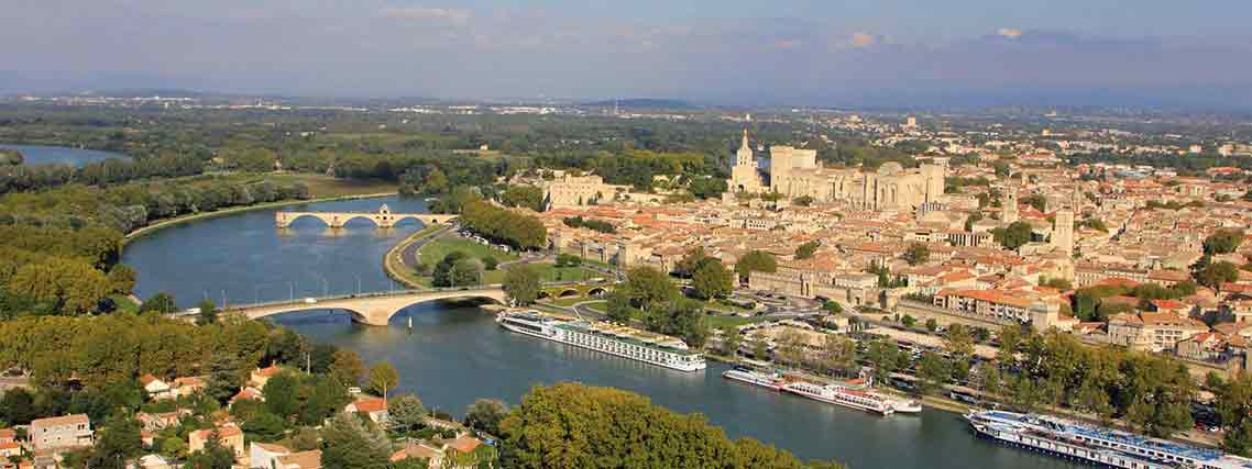 Avignon von Oben mit Rhone, Pont d'Avignon, Papstpalast und Cathédrale Notre-Dame (Foto: CDT Vaucluse)