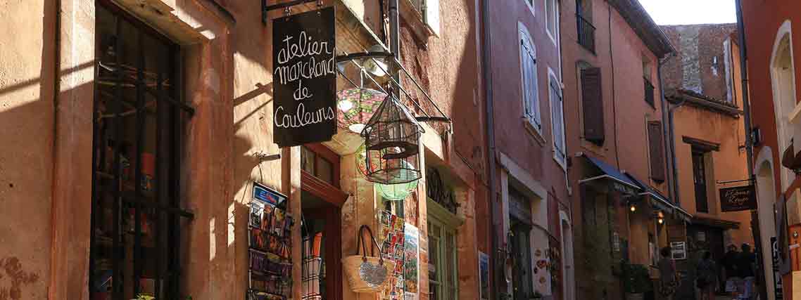 Schöne Gasse in der Innenstadt von Roussillon (Foto: ADT Vaucluse)