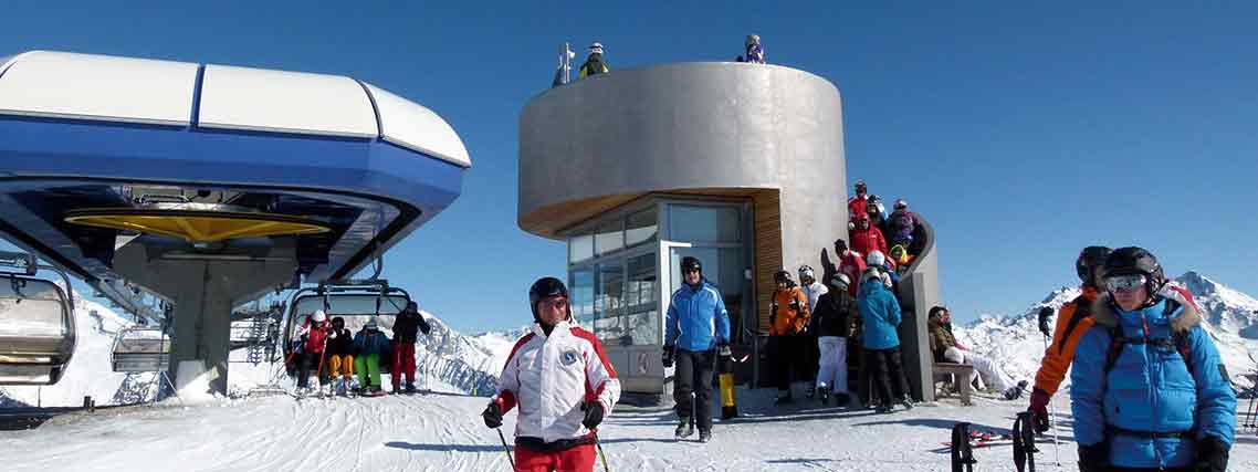 Bergstation Sonnklar im Skigebiet Speikboden auf 2400 m Höhe mit Aussichtsturm (Foto: Speikboden AG)
