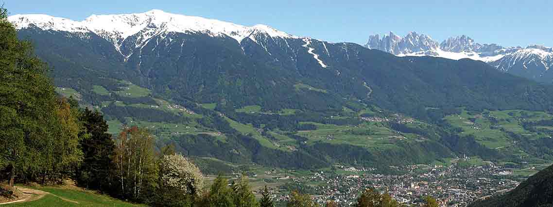 Blick auf Brixen und das Skigebiet Plose (Foto: TVB Brixen; Angerer)