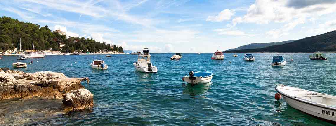 Viele kleine Bote an der Küste von Istrien (Foto: Pixabay)