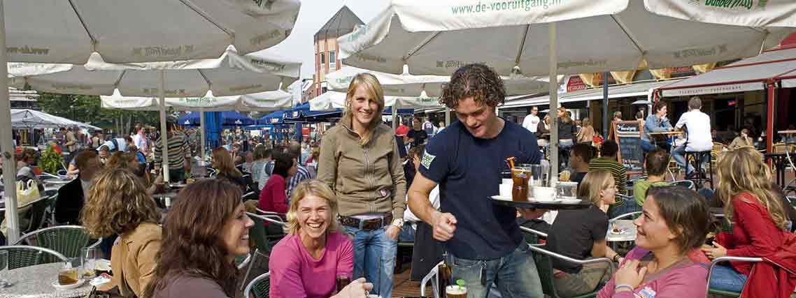 Straßencafé in Eindhoven (Foto: NBTC, Jurjen Drenth)