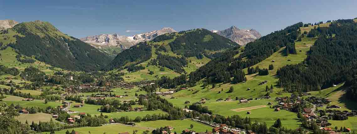 Blick auf Gstaad und Saanen (Foto: Gstaad Saanenland Tourismus, R. Gruetter)
