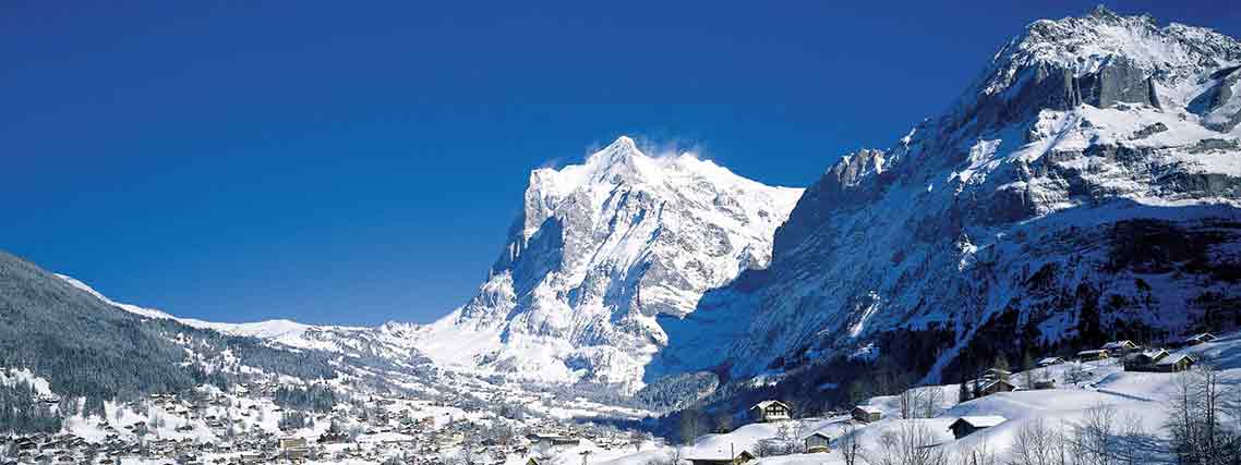 Blick auf Grindelwald mit Wetterhorn und Schreckhorn (Foto: Jungfrau Region)