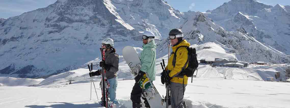 Wintersportler vor Eiger 3970 m, Mönch 4107 m und Jungfrau 4158 m im Berner Oberland (Foto Jungfrau Region)