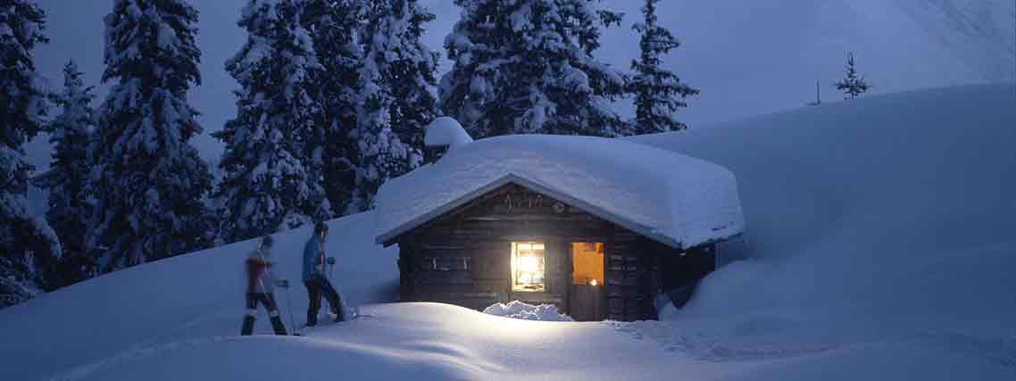 Tief verschneites Maiensäss in Caischavedra 1855 m bei Disentis (Foto: Graubünden Ferien Disentis)