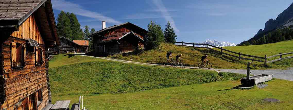 Hütten in Graubünden oberhalb Salouf bei Savognin (Foto: Savognin Tourismus)