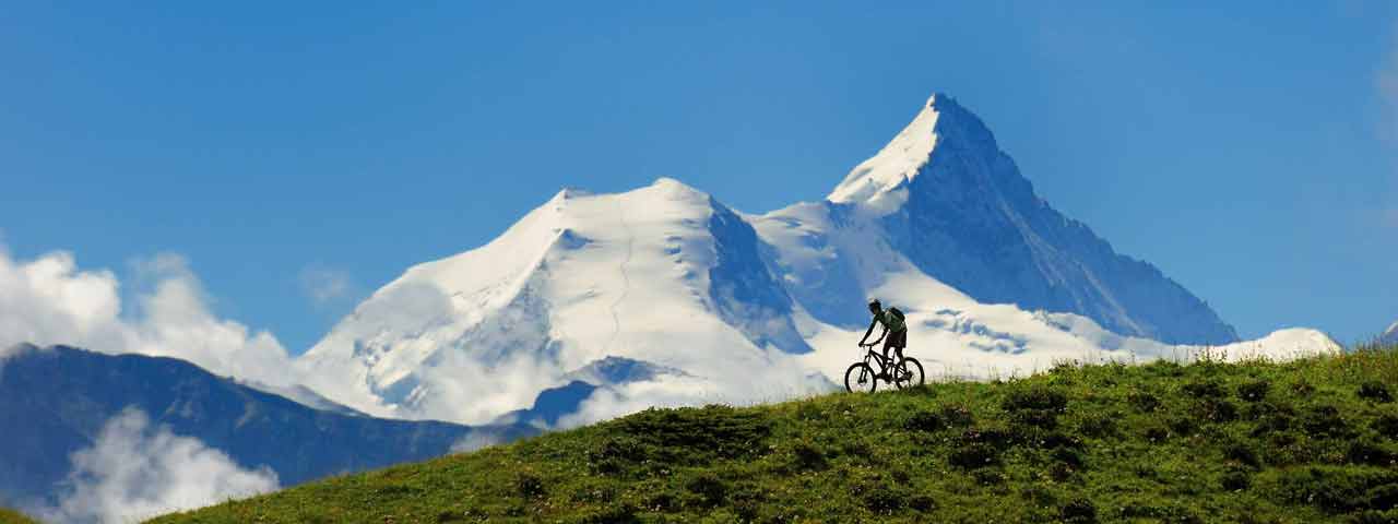 Bikevergnügen vor dem imposanten Weisshorn (4505m) bei Crans-Montana (Foto: Wallis Tourismus C. Perret) 