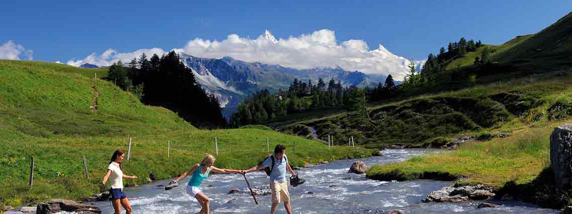 Alpine Wellness im erquickenden Bergbach in der Region Crans-Montana im Kanton Wallis. (Foto: Wallis Tourismus C. Perret)