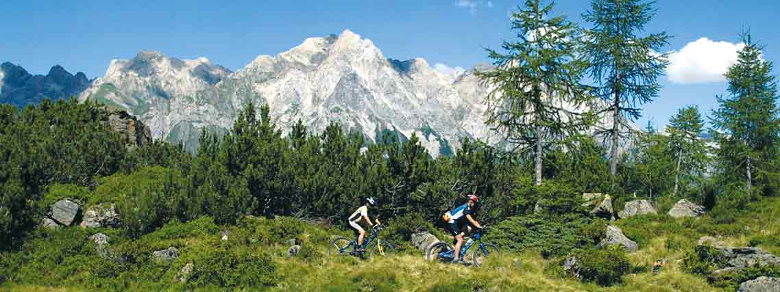 Mountainbiker am Hohen Riffler , im Hintergrund die Lechtaler Alpen (Foto: TVB St. Anton am Arlberg)