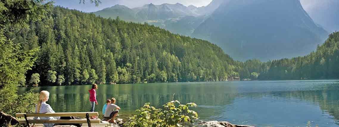 Entspannung am herrlich gelegenen Piburger See im Ötztal (Foto: Ötztal Tourismus, G.E.)