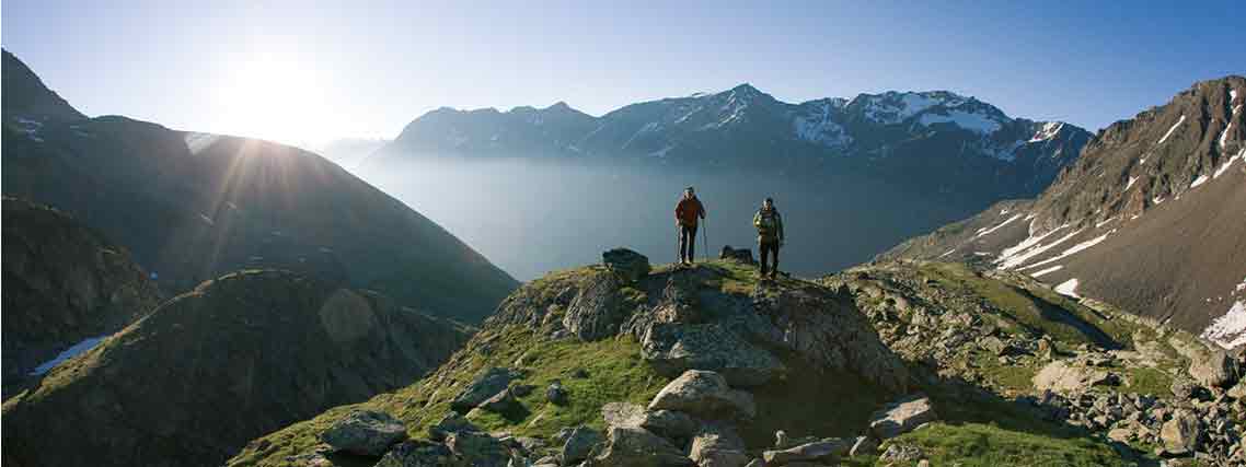 Wanderer am Venter Höhenweg in den Ötztaler Alpen (Foto: Ötztal Tourismus, Bernd Ritschel)