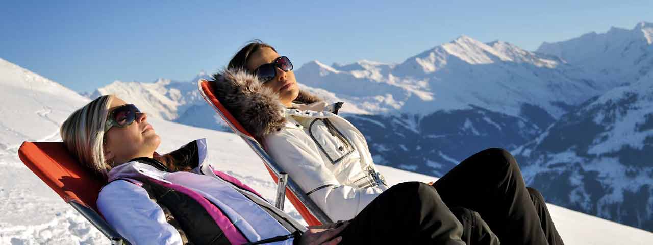 Sonnenbad in der Wintersonne bei St. Johann in Tirol (Foto: TVB Kitzbüheler Alpen St. Johann in Tirol)