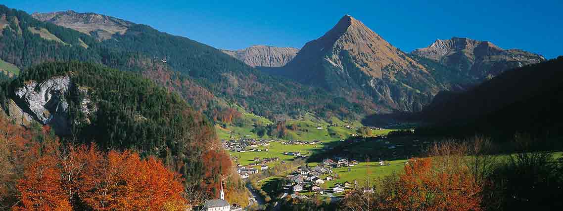 Blick auf Au mit Üntschenspitze (Foto: Vorarlberg Tourismus K. Artho)