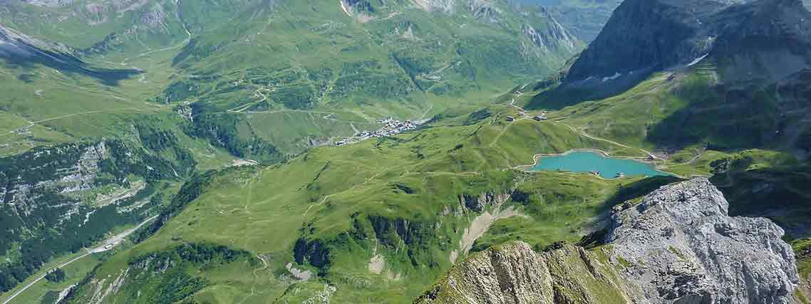 Luftaufnahme am Arlberg auf Vorarlberger Seite (Foto: pixabay, MartinStr)