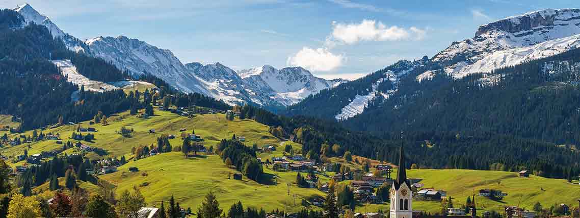 Der Ort Hirschegg im Kleinwalsertal (Foto: Pixabay)